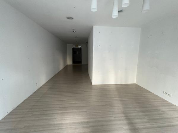 Local commercial
                                                                                                                                                                                                                                                                                                                                                                                                                                            76.9  m²
