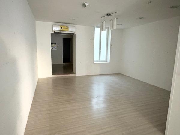 Local commercial
                                                                                                                                                                                                                                                                                                                                                                                                                                            76.9  m²