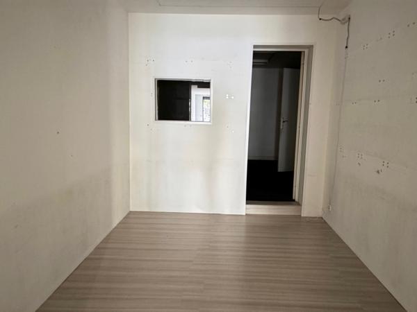 Local commercial
                                                                                                                                                                                                                                                                                                                                                                                                                                            76.9  m²