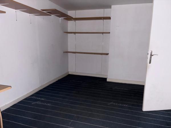 Local commercial
                                                                                                                                                                                                                                                                                                                                                                                                                                            76.9  m²