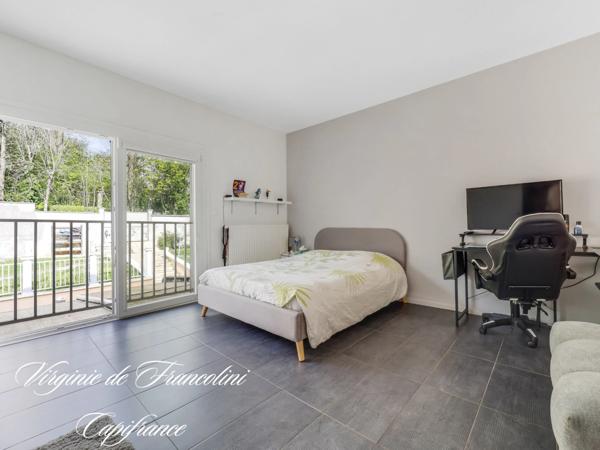 Centre-ville-Coteaux-A vendre belle maison 250 m²-Parcelle 970 m² -6 chambres - Piscine,3 terrasses, dépendance, jardin, garage.