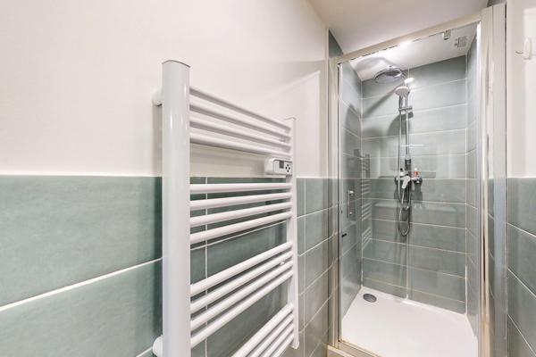 Grand studio rénové - 40m2 avec coin nuit en plein centre de La Napoule