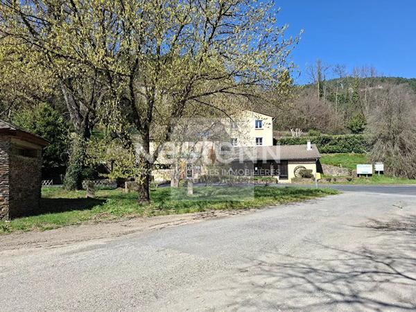 Murs Commerciaux Avec Maison Familiale Et Terrain