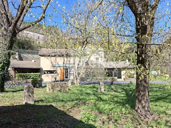 Murs Commerciaux Avec Maison Familiale Et Terrain