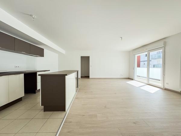 T4 de 100 m2 avec terrasse, ascenseur et garage. Vous serez aussi intéressé par