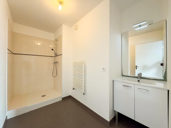 T4 de 100 m2 avec terrasse, ascenseur et garage. Vous serez aussi intéressé par
