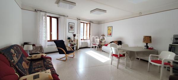 Maison de village, centre-village.