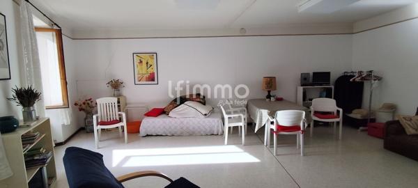 Maison de village, centre-village.