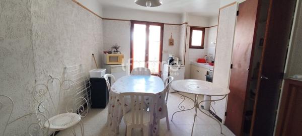 Maison de village, centre-village.