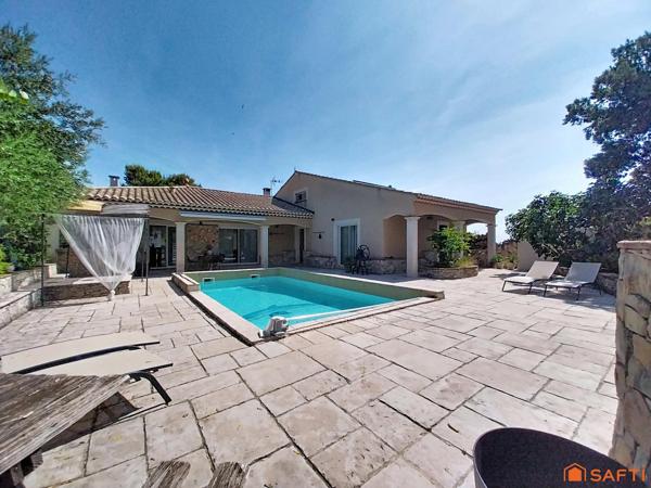 Villa de prestige, dépendances, piscine, garages.