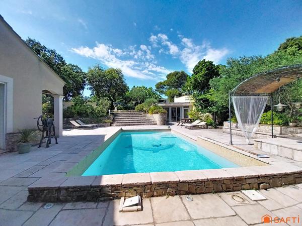 Villa de prestige, dépendances, piscine, garages.