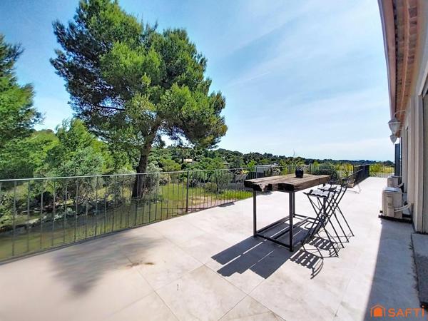 Villa de prestige, dépendances, piscine, garages.