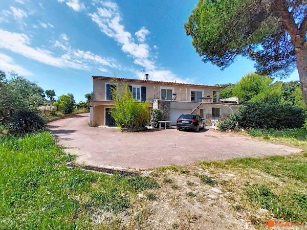 Villa de prestige, dépendances, piscine, garages.