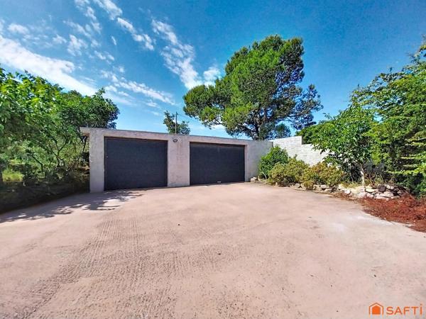 Villa de prestige, dépendances, piscine, garages.