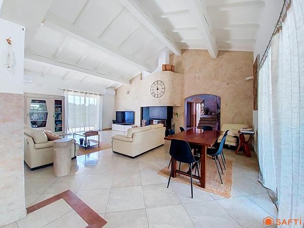 Villa de prestige, dépendances, piscine, garages.