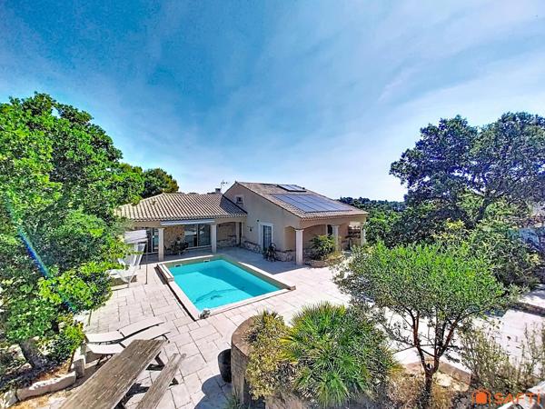 Villa de prestige, dépendances, piscine, garages.