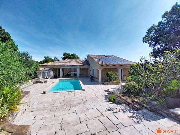 Villa de prestige, dépendances, piscine, garages.