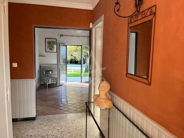 Maison de plain pied, piscine et dépendances