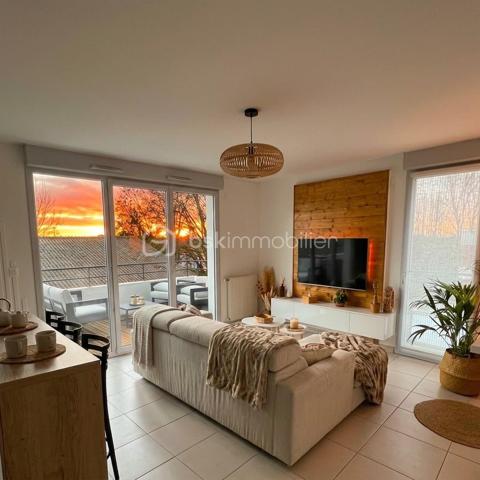 Coup de cœur à Quint-Fonsegrives

À seulement 10 minutes à pied de la mairie, du marché et des commerces

Élégance, lumière et sérénité

Laissez-vous séduire par ce magnifique appartement T3 de 65 m², idéalement situé à seulement 10 minutes à pied de la mairie, du marché et des commerces de Quint-Fonsegrives.

Niché au sein d’une résidence calme, sécurisée et parfaitement entretenue, cet appartement bénéficie d’une belle exposition Sud-Ouest, offrant une luminosité naturelle tout au long de la journée.

Sa vue dégagée et son absence de vis-à-vis en font un véritable havre de paix, à la fois chaleureux et intimiste.

Un intérieur chaleureux aux prestations soignées

Dès l’entrée, vous serez séduit par son atmosphère contemporaine et élégante.

 Une pièce de vie baignée de lumière
Le séjour, spacieux et lumineux, s’ouvre largement sur l’extérieur grâce à de grandes baies vitrées. Soigneusement décoré, il bénéficie d’un élégant pan de mur en bois mettant en valeur une TV suspendue et créant une ambiance chaleureuse et cosy.

 Une cuisine moderne et conviviale
Entièrement équipée, elle séduit par son îlot central, son association de bois et de noir mat et ses lignes épurées. Un espace pensé aussi bien pour cuisiner que pour partager de beaux moments en famille ou entre amis.

Une salle d’eau esprit spa
Entièrement rénovée avec des matériaux de qualité, elle dispose d’une superbe douche à l’italienne, d’un revêtement effet bois, d’une double vasque et d’un grand miroir rétroéclairé. Un véritable espace bien-être au quotidien.

Deux chambres confortables
Les deux chambres offrent une atmosphère douce et apaisante ainsi que des rangements sur mesure intégrés, pour un confort optimal au quotidien.

Un balcon sans vis-à-vis
Prolongeant agréablement la pièce de vie, il permet de profiter pleinement des beaux jours en toute tranquillité et en toute intimité.

 Confort et prestations

Climatisation réversible
Chauffage individuel au gaz avec chaudière individuelle
DPE : C
Charges de copropriété : 1 150 € / an
Résidence calme, sécurisée et entretenue
Une place de stationnement privative en sous-sol
Appartement vendu libre en février 2027

 Un emplacement recherché

Situé à Quint-Fonsegrives, aux portes de Toulouse, cet appartement bénéficie d’un environnement résidentiel privilégié tout en restant à proximité immédiate des commodités.

À pied : mairie, marché, commerces et services sont accessibles en seulement 10 minutes.

Une belle opportunité patrimoniale

Que vous soyez à la recherche de votre future résidence principale ou d’un investissement patrimonial, ce T3 réunit de nombreux atouts : emplacement, luminosité, calme, absence de vis-à-vis, prestations soignées et stationnement en sous-sol.

Une visite s’impose pour découvrir tout le charme de ce bien.

 Contactez-nous dès aujourd’hui pour obtenir davantage d’informations ou organiser une visite.