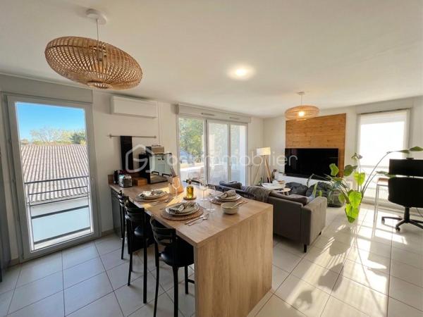 Coup de cœur à Quint-Fonsegrives

À seulement 10 minutes à pied de la mairie, du marché et des commerces

Élégance, lumière et sérénité

Laissez-vous séduire par ce magnifique appartement T3 de 65 m², idéalement situé à seulement 10 minutes à pied de la mairie, du marché et des commerces de Quint-Fonsegrives.

Niché au sein d’une résidence calme, sécurisée et parfaitement entretenue, cet appartement bénéficie d’une belle exposition Sud-Ouest, offrant une luminosité naturelle tout au long de la journée.

Sa vue dégagée et son absence de vis-à-vis en font un véritable havre de paix, à la fois chaleureux et intimiste.

Un intérieur chaleureux aux prestations soignées

Dès l’entrée, vous serez séduit par son atmosphère contemporaine et élégante.

 Une pièce de vie baignée de lumière
Le séjour, spacieux et lumineux, s’ouvre largement sur l’extérieur grâce à de grandes baies vitrées. Soigneusement décoré, il bénéficie d’un élégant pan de mur en bois mettant en valeur une TV suspendue et créant une ambiance chaleureuse et cosy.

 Une cuisine moderne et conviviale
Entièrement équipée, elle séduit par son îlot central, son association de bois et de noir mat et ses lignes épurées. Un espace pensé aussi bien pour cuisiner que pour partager de beaux moments en famille ou entre amis.

Une salle d’eau esprit spa
Entièrement rénovée avec des matériaux de qualité, elle dispose d’une superbe douche à l’italienne, d’un revêtement effet bois, d’une double vasque et d’un grand miroir rétroéclairé. Un véritable espace bien-être au quotidien.

Deux chambres confortables
Les deux chambres offrent une atmosphère douce et apaisante ainsi que des rangements sur mesure intégrés, pour un confort optimal au quotidien.

Un balcon sans vis-à-vis
Prolongeant agréablement la pièce de vie, il permet de profiter pleinement des beaux jours en toute tranquillité et en toute intimité.

 Confort et prestations

Climatisation réversible
Chauffage individuel au gaz avec chaudière individuelle
DPE : C
Charges de copropriété : 1 150 € / an
Résidence calme, sécurisée et entretenue
Une place de stationnement privative en sous-sol
Appartement vendu libre en février 2027

 Un emplacement recherché

Situé à Quint-Fonsegrives, aux portes de Toulouse, cet appartement bénéficie d’un environnement résidentiel privilégié tout en restant à proximité immédiate des commodités.

À pied : mairie, marché, commerces et services sont accessibles en seulement 10 minutes.

Une belle opportunité patrimoniale

Que vous soyez à la recherche de votre future résidence principale ou d’un investissement patrimonial, ce T3 réunit de nombreux atouts : emplacement, luminosité, calme, absence de vis-à-vis, prestations soignées et stationnement en sous-sol.

Une visite s’impose pour découvrir tout le charme de ce bien.

 Contactez-nous dès aujourd’hui pour obtenir davantage d’informations ou organiser une visite.