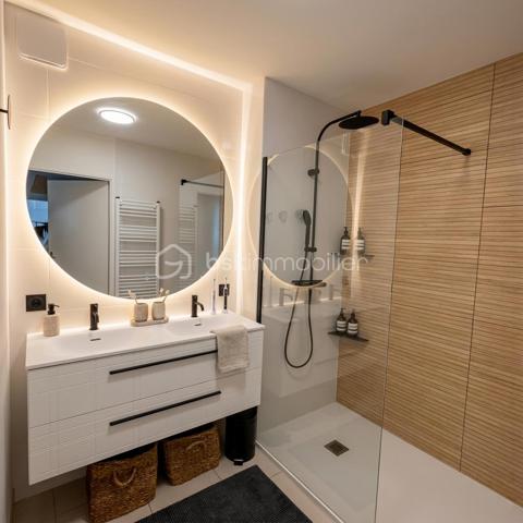 Coup de cœur à Quint-Fonsegrives

À seulement 10 minutes à pied de la mairie, du marché et des commerces

Élégance, lumière et sérénité

Laissez-vous séduire par ce magnifique appartement T3 de 65 m², idéalement situé à seulement 10 minutes à pied de la mairie, du marché et des commerces de Quint-Fonsegrives.

Niché au sein d’une résidence calme, sécurisée et parfaitement entretenue, cet appartement bénéficie d’une belle exposition Sud-Ouest, offrant une luminosité naturelle tout au long de la journée.

Sa vue dégagée et son absence de vis-à-vis en font un véritable havre de paix, à la fois chaleureux et intimiste.

Un intérieur chaleureux aux prestations soignées

Dès l’entrée, vous serez séduit par son atmosphère contemporaine et élégante.

 Une pièce de vie baignée de lumière
Le séjour, spacieux et lumineux, s’ouvre largement sur l’extérieur grâce à de grandes baies vitrées. Soigneusement décoré, il bénéficie d’un élégant pan de mur en bois mettant en valeur une TV suspendue et créant une ambiance chaleureuse et cosy.

 Une cuisine moderne et conviviale
Entièrement équipée, elle séduit par son îlot central, son association de bois et de noir mat et ses lignes épurées. Un espace pensé aussi bien pour cuisiner que pour partager de beaux moments en famille ou entre amis.

Une salle d’eau esprit spa
Entièrement rénovée avec des matériaux de qualité, elle dispose d’une superbe douche à l’italienne, d’un revêtement effet bois, d’une double vasque et d’un grand miroir rétroéclairé. Un véritable espace bien-être au quotidien.

Deux chambres confortables
Les deux chambres offrent une atmosphère douce et apaisante ainsi que des rangements sur mesure intégrés, pour un confort optimal au quotidien.

Un balcon sans vis-à-vis
Prolongeant agréablement la pièce de vie, il permet de profiter pleinement des beaux jours en toute tranquillité et en toute intimité.

 Confort et prestations

Climatisation réversible
Chauffage individuel au gaz avec chaudière individuelle
DPE : C
Charges de copropriété : 1 150 € / an
Résidence calme, sécurisée et entretenue
Une place de stationnement privative en sous-sol
Appartement vendu libre en février 2027

 Un emplacement recherché

Situé à Quint-Fonsegrives, aux portes de Toulouse, cet appartement bénéficie d’un environnement résidentiel privilégié tout en restant à proximité immédiate des commodités.

À pied : mairie, marché, commerces et services sont accessibles en seulement 10 minutes.

Une belle opportunité patrimoniale

Que vous soyez à la recherche de votre future résidence principale ou d’un investissement patrimonial, ce T3 réunit de nombreux atouts : emplacement, luminosité, calme, absence de vis-à-vis, prestations soignées et stationnement en sous-sol.

Une visite s’impose pour découvrir tout le charme de ce bien.

 Contactez-nous dès aujourd’hui pour obtenir davantage d’informations ou organiser une visite.