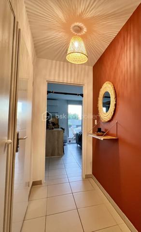 Coup de cœur à Quint-Fonsegrives

À seulement 10 minutes à pied de la mairie, du marché et des commerces

Élégance, lumière et sérénité

Laissez-vous séduire par ce magnifique appartement T3 de 65 m², idéalement situé à seulement 10 minutes à pied de la mairie, du marché et des commerces de Quint-Fonsegrives.

Niché au sein d’une résidence calme, sécurisée et parfaitement entretenue, cet appartement bénéficie d’une belle exposition Sud-Ouest, offrant une luminosité naturelle tout au long de la journée.

Sa vue dégagée et son absence de vis-à-vis en font un véritable havre de paix, à la fois chaleureux et intimiste.

Un intérieur chaleureux aux prestations soignées

Dès l’entrée, vous serez séduit par son atmosphère contemporaine et élégante.

 Une pièce de vie baignée de lumière
Le séjour, spacieux et lumineux, s’ouvre largement sur l’extérieur grâce à de grandes baies vitrées. Soigneusement décoré, il bénéficie d’un élégant pan de mur en bois mettant en valeur une TV suspendue et créant une ambiance chaleureuse et cosy.

 Une cuisine moderne et conviviale
Entièrement équipée, elle séduit par son îlot central, son association de bois et de noir mat et ses lignes épurées. Un espace pensé aussi bien pour cuisiner que pour partager de beaux moments en famille ou entre amis.

Une salle d’eau esprit spa
Entièrement rénovée avec des matériaux de qualité, elle dispose d’une superbe douche à l’italienne, d’un revêtement effet bois, d’une double vasque et d’un grand miroir rétroéclairé. Un véritable espace bien-être au quotidien.

Deux chambres confortables
Les deux chambres offrent une atmosphère douce et apaisante ainsi que des rangements sur mesure intégrés, pour un confort optimal au quotidien.

Un balcon sans vis-à-vis
Prolongeant agréablement la pièce de vie, il permet de profiter pleinement des beaux jours en toute tranquillité et en toute intimité.

 Confort et prestations

Climatisation réversible
Chauffage individuel au gaz avec chaudière individuelle
DPE : C
Charges de copropriété : 1 150 € / an
Résidence calme, sécurisée et entretenue
Une place de stationnement privative en sous-sol
Appartement vendu libre en février 2027

 Un emplacement recherché

Situé à Quint-Fonsegrives, aux portes de Toulouse, cet appartement bénéficie d’un environnement résidentiel privilégié tout en restant à proximité immédiate des commodités.

À pied : mairie, marché, commerces et services sont accessibles en seulement 10 minutes.

Une belle opportunité patrimoniale

Que vous soyez à la recherche de votre future résidence principale ou d’un investissement patrimonial, ce T3 réunit de nombreux atouts : emplacement, luminosité, calme, absence de vis-à-vis, prestations soignées et stationnement en sous-sol.

Une visite s’impose pour découvrir tout le charme de ce bien.

 Contactez-nous dès aujourd’hui pour obtenir davantage d’informations ou organiser une visite.