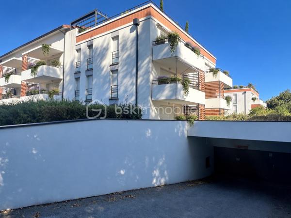 Coup de cœur à Quint-Fonsegrives

À seulement 10 minutes à pied de la mairie, du marché et des commerces

Élégance, lumière et sérénité

Laissez-vous séduire par ce magnifique appartement T3 de 65 m², idéalement situé à seulement 10 minutes à pied de la mairie, du marché et des commerces de Quint-Fonsegrives.

Niché au sein d’une résidence calme, sécurisée et parfaitement entretenue, cet appartement bénéficie d’une belle exposition Sud-Ouest, offrant une luminosité naturelle tout au long de la journée.

Sa vue dégagée et son absence de vis-à-vis en font un véritable havre de paix, à la fois chaleureux et intimiste.

Un intérieur chaleureux aux prestations soignées

Dès l’entrée, vous serez séduit par son atmosphère contemporaine et élégante.

 Une pièce de vie baignée de lumière
Le séjour, spacieux et lumineux, s’ouvre largement sur l’extérieur grâce à de grandes baies vitrées. Soigneusement décoré, il bénéficie d’un élégant pan de mur en bois mettant en valeur une TV suspendue et créant une ambiance chaleureuse et cosy.

 Une cuisine moderne et conviviale
Entièrement équipée, elle séduit par son îlot central, son association de bois et de noir mat et ses lignes épurées. Un espace pensé aussi bien pour cuisiner que pour partager de beaux moments en famille ou entre amis.

Une salle d’eau esprit spa
Entièrement rénovée avec des matériaux de qualité, elle dispose d’une superbe douche à l’italienne, d’un revêtement effet bois, d’une double vasque et d’un grand miroir rétroéclairé. Un véritable espace bien-être au quotidien.

Deux chambres confortables
Les deux chambres offrent une atmosphère douce et apaisante ainsi que des rangements sur mesure intégrés, pour un confort optimal au quotidien.

Un balcon sans vis-à-vis
Prolongeant agréablement la pièce de vie, il permet de profiter pleinement des beaux jours en toute tranquillité et en toute intimité.

 Confort et prestations

Climatisation réversible
Chauffage individuel au gaz avec chaudière individuelle
DPE : C
Charges de copropriété : 1 150 € / an
Résidence calme, sécurisée et entretenue
Une place de stationnement privative en sous-sol
Appartement vendu libre en février 2027

 Un emplacement recherché

Situé à Quint-Fonsegrives, aux portes de Toulouse, cet appartement bénéficie d’un environnement résidentiel privilégié tout en restant à proximité immédiate des commodités.

À pied : mairie, marché, commerces et services sont accessibles en seulement 10 minutes.

Une belle opportunité patrimoniale

Que vous soyez à la recherche de votre future résidence principale ou d’un investissement patrimonial, ce T3 réunit de nombreux atouts : emplacement, luminosité, calme, absence de vis-à-vis, prestations soignées et stationnement en sous-sol.

Une visite s’impose pour découvrir tout le charme de ce bien.

 Contactez-nous dès aujourd’hui pour obtenir davantage d’informations ou organiser une visite.