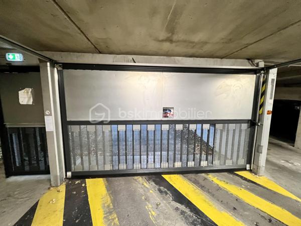 Coup de cœur à Quint-Fonsegrives

À seulement 10 minutes à pied de la mairie, du marché et des commerces

Élégance, lumière et sérénité

Laissez-vous séduire par ce magnifique appartement T3 de 65 m², idéalement situé à seulement 10 minutes à pied de la mairie, du marché et des commerces de Quint-Fonsegrives.

Niché au sein d’une résidence calme, sécurisée et parfaitement entretenue, cet appartement bénéficie d’une belle exposition Sud-Ouest, offrant une luminosité naturelle tout au long de la journée.

Sa vue dégagée et son absence de vis-à-vis en font un véritable havre de paix, à la fois chaleureux et intimiste.

Un intérieur chaleureux aux prestations soignées

Dès l’entrée, vous serez séduit par son atmosphère contemporaine et élégante.

 Une pièce de vie baignée de lumière
Le séjour, spacieux et lumineux, s’ouvre largement sur l’extérieur grâce à de grandes baies vitrées. Soigneusement décoré, il bénéficie d’un élégant pan de mur en bois mettant en valeur une TV suspendue et créant une ambiance chaleureuse et cosy.

 Une cuisine moderne et conviviale
Entièrement équipée, elle séduit par son îlot central, son association de bois et de noir mat et ses lignes épurées. Un espace pensé aussi bien pour cuisiner que pour partager de beaux moments en famille ou entre amis.

Une salle d’eau esprit spa
Entièrement rénovée avec des matériaux de qualité, elle dispose d’une superbe douche à l’italienne, d’un revêtement effet bois, d’une double vasque et d’un grand miroir rétroéclairé. Un véritable espace bien-être au quotidien.

Deux chambres confortables
Les deux chambres offrent une atmosphère douce et apaisante ainsi que des rangements sur mesure intégrés, pour un confort optimal au quotidien.

Un balcon sans vis-à-vis
Prolongeant agréablement la pièce de vie, il permet de profiter pleinement des beaux jours en toute tranquillité et en toute intimité.

 Confort et prestations

Climatisation réversible
Chauffage individuel au gaz avec chaudière individuelle
DPE : C
Charges de copropriété : 1 150 € / an
Résidence calme, sécurisée et entretenue
Une place de stationnement privative en sous-sol
Appartement vendu libre en février 2027

 Un emplacement recherché

Situé à Quint-Fonsegrives, aux portes de Toulouse, cet appartement bénéficie d’un environnement résidentiel privilégié tout en restant à proximité immédiate des commodités.

À pied : mairie, marché, commerces et services sont accessibles en seulement 10 minutes.

Une belle opportunité patrimoniale

Que vous soyez à la recherche de votre future résidence principale ou d’un investissement patrimonial, ce T3 réunit de nombreux atouts : emplacement, luminosité, calme, absence de vis-à-vis, prestations soignées et stationnement en sous-sol.

Une visite s’impose pour découvrir tout le charme de ce bien.

 Contactez-nous dès aujourd’hui pour obtenir davantage d’informations ou organiser une visite.