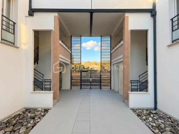 Coup de cœur à Quint-Fonsegrives

À seulement 10 minutes à pied de la mairie, du marché et des commerces

Élégance, lumière et sérénité

Laissez-vous séduire par ce magnifique appartement T3 de 65 m², idéalement situé à seulement 10 minutes à pied de la mairie, du marché et des commerces de Quint-Fonsegrives.

Niché au sein d’une résidence calme, sécurisée et parfaitement entretenue, cet appartement bénéficie d’une belle exposition Sud-Ouest, offrant une luminosité naturelle tout au long de la journée.

Sa vue dégagée et son absence de vis-à-vis en font un véritable havre de paix, à la fois chaleureux et intimiste.

Un intérieur chaleureux aux prestations soignées

Dès l’entrée, vous serez séduit par son atmosphère contemporaine et élégante.

 Une pièce de vie baignée de lumière
Le séjour, spacieux et lumineux, s’ouvre largement sur l’extérieur grâce à de grandes baies vitrées. Soigneusement décoré, il bénéficie d’un élégant pan de mur en bois mettant en valeur une TV suspendue et créant une ambiance chaleureuse et cosy.

 Une cuisine moderne et conviviale
Entièrement équipée, elle séduit par son îlot central, son association de bois et de noir mat et ses lignes épurées. Un espace pensé aussi bien pour cuisiner que pour partager de beaux moments en famille ou entre amis.

Une salle d’eau esprit spa
Entièrement rénovée avec des matériaux de qualité, elle dispose d’une superbe douche à l’italienne, d’un revêtement effet bois, d’une double vasque et d’un grand miroir rétroéclairé. Un véritable espace bien-être au quotidien.

Deux chambres confortables
Les deux chambres offrent une atmosphère douce et apaisante ainsi que des rangements sur mesure intégrés, pour un confort optimal au quotidien.

Un balcon sans vis-à-vis
Prolongeant agréablement la pièce de vie, il permet de profiter pleinement des beaux jours en toute tranquillité et en toute intimité.

 Confort et prestations

Climatisation réversible
Chauffage individuel au gaz avec chaudière individuelle
DPE : C
Charges de copropriété : 1 150 € / an
Résidence calme, sécurisée et entretenue
Une place de stationnement privative en sous-sol
Appartement vendu libre en février 2027

 Un emplacement recherché

Situé à Quint-Fonsegrives, aux portes de Toulouse, cet appartement bénéficie d’un environnement résidentiel privilégié tout en restant à proximité immédiate des commodités.

À pied : mairie, marché, commerces et services sont accessibles en seulement 10 minutes.

Une belle opportunité patrimoniale

Que vous soyez à la recherche de votre future résidence principale ou d’un investissement patrimonial, ce T3 réunit de nombreux atouts : emplacement, luminosité, calme, absence de vis-à-vis, prestations soignées et stationnement en sous-sol.

Une visite s’impose pour découvrir tout le charme de ce bien.

 Contactez-nous dès aujourd’hui pour obtenir davantage d’informations ou organiser une visite.