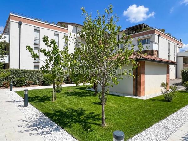 Coup de cœur à Quint-Fonsegrives

À seulement 10 minutes à pied de la mairie, du marché et des commerces

Élégance, lumière et sérénité

Laissez-vous séduire par ce magnifique appartement T3 de 65 m², idéalement situé à seulement 10 minutes à pied de la mairie, du marché et des commerces de Quint-Fonsegrives.

Niché au sein d’une résidence calme, sécurisée et parfaitement entretenue, cet appartement bénéficie d’une belle exposition Sud-Ouest, offrant une luminosité naturelle tout au long de la journée.

Sa vue dégagée et son absence de vis-à-vis en font un véritable havre de paix, à la fois chaleureux et intimiste.

Un intérieur chaleureux aux prestations soignées

Dès l’entrée, vous serez séduit par son atmosphère contemporaine et élégante.

 Une pièce de vie baignée de lumière
Le séjour, spacieux et lumineux, s’ouvre largement sur l’extérieur grâce à de grandes baies vitrées. Soigneusement décoré, il bénéficie d’un élégant pan de mur en bois mettant en valeur une TV suspendue et créant une ambiance chaleureuse et cosy.

 Une cuisine moderne et conviviale
Entièrement équipée, elle séduit par son îlot central, son association de bois et de noir mat et ses lignes épurées. Un espace pensé aussi bien pour cuisiner que pour partager de beaux moments en famille ou entre amis.

Une salle d’eau esprit spa
Entièrement rénovée avec des matériaux de qualité, elle dispose d’une superbe douche à l’italienne, d’un revêtement effet bois, d’une double vasque et d’un grand miroir rétroéclairé. Un véritable espace bien-être au quotidien.

Deux chambres confortables
Les deux chambres offrent une atmosphère douce et apaisante ainsi que des rangements sur mesure intégrés, pour un confort optimal au quotidien.

Un balcon sans vis-à-vis
Prolongeant agréablement la pièce de vie, il permet de profiter pleinement des beaux jours en toute tranquillité et en toute intimité.

 Confort et prestations

Climatisation réversible
Chauffage individuel au gaz avec chaudière individuelle
DPE : C
Charges de copropriété : 1 150 € / an
Résidence calme, sécurisée et entretenue
Une place de stationnement privative en sous-sol
Appartement vendu libre en février 2027

 Un emplacement recherché

Situé à Quint-Fonsegrives, aux portes de Toulouse, cet appartement bénéficie d’un environnement résidentiel privilégié tout en restant à proximité immédiate des commodités.

À pied : mairie, marché, commerces et services sont accessibles en seulement 10 minutes.

Une belle opportunité patrimoniale

Que vous soyez à la recherche de votre future résidence principale ou d’un investissement patrimonial, ce T3 réunit de nombreux atouts : emplacement, luminosité, calme, absence de vis-à-vis, prestations soignées et stationnement en sous-sol.

Une visite s’impose pour découvrir tout le charme de ce bien.

 Contactez-nous dès aujourd’hui pour obtenir davantage d’informations ou organiser une visite.