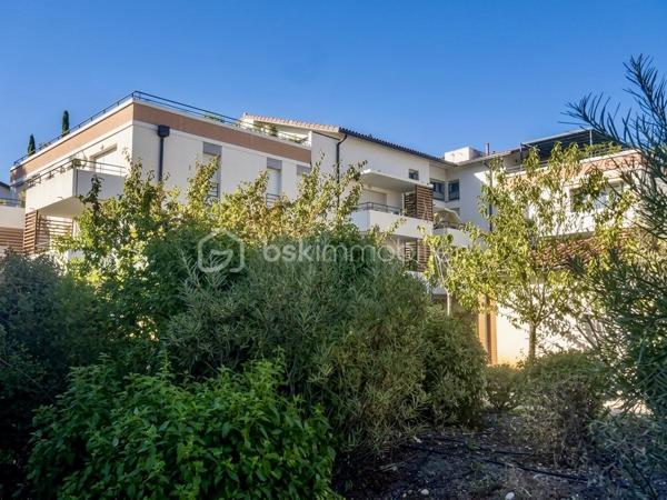 Coup de cœur à Quint-Fonsegrives

À seulement 10 minutes à pied de la mairie, du marché et des commerces

Élégance, lumière et sérénité

Laissez-vous séduire par ce magnifique appartement T3 de 65 m², idéalement situé à seulement 10 minutes à pied de la mairie, du marché et des commerces de Quint-Fonsegrives.

Niché au sein d’une résidence calme, sécurisée et parfaitement entretenue, cet appartement bénéficie d’une belle exposition Sud-Ouest, offrant une luminosité naturelle tout au long de la journée.

Sa vue dégagée et son absence de vis-à-vis en font un véritable havre de paix, à la fois chaleureux et intimiste.

Un intérieur chaleureux aux prestations soignées

Dès l’entrée, vous serez séduit par son atmosphère contemporaine et élégante.

 Une pièce de vie baignée de lumière
Le séjour, spacieux et lumineux, s’ouvre largement sur l’extérieur grâce à de grandes baies vitrées. Soigneusement décoré, il bénéficie d’un élégant pan de mur en bois mettant en valeur une TV suspendue et créant une ambiance chaleureuse et cosy.

 Une cuisine moderne et conviviale
Entièrement équipée, elle séduit par son îlot central, son association de bois et de noir mat et ses lignes épurées. Un espace pensé aussi bien pour cuisiner que pour partager de beaux moments en famille ou entre amis.

Une salle d’eau esprit spa
Entièrement rénovée avec des matériaux de qualité, elle dispose d’une superbe douche à l’italienne, d’un revêtement effet bois, d’une double vasque et d’un grand miroir rétroéclairé. Un véritable espace bien-être au quotidien.

Deux chambres confortables
Les deux chambres offrent une atmosphère douce et apaisante ainsi que des rangements sur mesure intégrés, pour un confort optimal au quotidien.

Un balcon sans vis-à-vis
Prolongeant agréablement la pièce de vie, il permet de profiter pleinement des beaux jours en toute tranquillité et en toute intimité.

 Confort et prestations

Climatisation réversible
Chauffage individuel au gaz avec chaudière individuelle
DPE : C
Charges de copropriété : 1 150 € / an
Résidence calme, sécurisée et entretenue
Une place de stationnement privative en sous-sol
Appartement vendu libre en février 2027

 Un emplacement recherché

Situé à Quint-Fonsegrives, aux portes de Toulouse, cet appartement bénéficie d’un environnement résidentiel privilégié tout en restant à proximité immédiate des commodités.

À pied : mairie, marché, commerces et services sont accessibles en seulement 10 minutes.

Une belle opportunité patrimoniale

Que vous soyez à la recherche de votre future résidence principale ou d’un investissement patrimonial, ce T3 réunit de nombreux atouts : emplacement, luminosité, calme, absence de vis-à-vis, prestations soignées et stationnement en sous-sol.

Une visite s’impose pour découvrir tout le charme de ce bien.

 Contactez-nous dès aujourd’hui pour obtenir davantage d’informations ou organiser une visite.