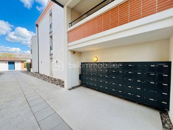Coup de cœur à Quint-Fonsegrives

À seulement 10 minutes à pied de la mairie, du marché et des commerces

Élégance, lumière et sérénité

Laissez-vous séduire par ce magnifique appartement T3 de 65 m², idéalement situé à seulement 10 minutes à pied de la mairie, du marché et des commerces de Quint-Fonsegrives.

Niché au sein d’une résidence calme, sécurisée et parfaitement entretenue, cet appartement bénéficie d’une belle exposition Sud-Ouest, offrant une luminosité naturelle tout au long de la journée.

Sa vue dégagée et son absence de vis-à-vis en font un véritable havre de paix, à la fois chaleureux et intimiste.

Un intérieur chaleureux aux prestations soignées

Dès l’entrée, vous serez séduit par son atmosphère contemporaine et élégante.

 Une pièce de vie baignée de lumière
Le séjour, spacieux et lumineux, s’ouvre largement sur l’extérieur grâce à de grandes baies vitrées. Soigneusement décoré, il bénéficie d’un élégant pan de mur en bois mettant en valeur une TV suspendue et créant une ambiance chaleureuse et cosy.

 Une cuisine moderne et conviviale
Entièrement équipée, elle séduit par son îlot central, son association de bois et de noir mat et ses lignes épurées. Un espace pensé aussi bien pour cuisiner que pour partager de beaux moments en famille ou entre amis.

Une salle d’eau esprit spa
Entièrement rénovée avec des matériaux de qualité, elle dispose d’une superbe douche à l’italienne, d’un revêtement effet bois, d’une double vasque et d’un grand miroir rétroéclairé. Un véritable espace bien-être au quotidien.

Deux chambres confortables
Les deux chambres offrent une atmosphère douce et apaisante ainsi que des rangements sur mesure intégrés, pour un confort optimal au quotidien.

Un balcon sans vis-à-vis
Prolongeant agréablement la pièce de vie, il permet de profiter pleinement des beaux jours en toute tranquillité et en toute intimité.

 Confort et prestations

Climatisation réversible
Chauffage individuel au gaz avec chaudière individuelle
DPE : C
Charges de copropriété : 1 150 € / an
Résidence calme, sécurisée et entretenue
Une place de stationnement privative en sous-sol
Appartement vendu libre en février 2027

 Un emplacement recherché

Situé à Quint-Fonsegrives, aux portes de Toulouse, cet appartement bénéficie d’un environnement résidentiel privilégié tout en restant à proximité immédiate des commodités.

À pied : mairie, marché, commerces et services sont accessibles en seulement 10 minutes.

Une belle opportunité patrimoniale

Que vous soyez à la recherche de votre future résidence principale ou d’un investissement patrimonial, ce T3 réunit de nombreux atouts : emplacement, luminosité, calme, absence de vis-à-vis, prestations soignées et stationnement en sous-sol.

Une visite s’impose pour découvrir tout le charme de ce bien.

 Contactez-nous dès aujourd’hui pour obtenir davantage d’informations ou organiser une visite.