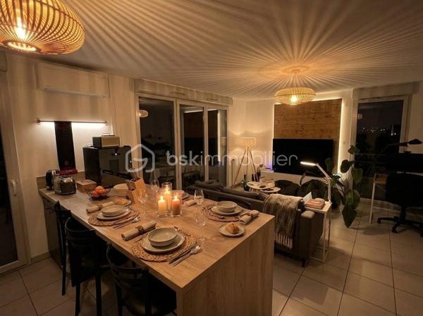 Coup de cœur à Quint-Fonsegrives

À seulement 10 minutes à pied de la mairie, du marché et des commerces

Élégance, lumière et sérénité

Laissez-vous séduire par ce magnifique appartement T3 de 65 m², idéalement situé à seulement 10 minutes à pied de la mairie, du marché et des commerces de Quint-Fonsegrives.

Niché au sein d’une résidence calme, sécurisée et parfaitement entretenue, cet appartement bénéficie d’une belle exposition Sud-Ouest, offrant une luminosité naturelle tout au long de la journée.

Sa vue dégagée et son absence de vis-à-vis en font un véritable havre de paix, à la fois chaleureux et intimiste.

Un intérieur chaleureux aux prestations soignées

Dès l’entrée, vous serez séduit par son atmosphère contemporaine et élégante.

 Une pièce de vie baignée de lumière
Le séjour, spacieux et lumineux, s’ouvre largement sur l’extérieur grâce à de grandes baies vitrées. Soigneusement décoré, il bénéficie d’un élégant pan de mur en bois mettant en valeur une TV suspendue et créant une ambiance chaleureuse et cosy.

 Une cuisine moderne et conviviale
Entièrement équipée, elle séduit par son îlot central, son association de bois et de noir mat et ses lignes épurées. Un espace pensé aussi bien pour cuisiner que pour partager de beaux moments en famille ou entre amis.

Une salle d’eau esprit spa
Entièrement rénovée avec des matériaux de qualité, elle dispose d’une superbe douche à l’italienne, d’un revêtement effet bois, d’une double vasque et d’un grand miroir rétroéclairé. Un véritable espace bien-être au quotidien.

Deux chambres confortables
Les deux chambres offrent une atmosphère douce et apaisante ainsi que des rangements sur mesure intégrés, pour un confort optimal au quotidien.

Un balcon sans vis-à-vis
Prolongeant agréablement la pièce de vie, il permet de profiter pleinement des beaux jours en toute tranquillité et en toute intimité.

 Confort et prestations

Climatisation réversible
Chauffage individuel au gaz avec chaudière individuelle
DPE : C
Charges de copropriété : 1 150 € / an
Résidence calme, sécurisée et entretenue
Une place de stationnement privative en sous-sol
Appartement vendu libre en février 2027

 Un emplacement recherché

Situé à Quint-Fonsegrives, aux portes de Toulouse, cet appartement bénéficie d’un environnement résidentiel privilégié tout en restant à proximité immédiate des commodités.

À pied : mairie, marché, commerces et services sont accessibles en seulement 10 minutes.

Une belle opportunité patrimoniale

Que vous soyez à la recherche de votre future résidence principale ou d’un investissement patrimonial, ce T3 réunit de nombreux atouts : emplacement, luminosité, calme, absence de vis-à-vis, prestations soignées et stationnement en sous-sol.

Une visite s’impose pour découvrir tout le charme de ce bien.

 Contactez-nous dès aujourd’hui pour obtenir davantage d’informations ou organiser une visite.