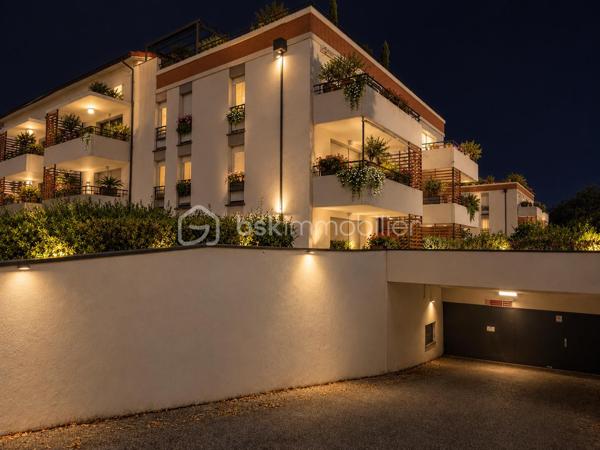 Coup de cœur à Quint-Fonsegrives

À seulement 10 minutes à pied de la mairie, du marché et des commerces

Élégance, lumière et sérénité

Laissez-vous séduire par ce magnifique appartement T3 de 65 m², idéalement situé à seulement 10 minutes à pied de la mairie, du marché et des commerces de Quint-Fonsegrives.

Niché au sein d’une résidence calme, sécurisée et parfaitement entretenue, cet appartement bénéficie d’une belle exposition Sud-Ouest, offrant une luminosité naturelle tout au long de la journée.

Sa vue dégagée et son absence de vis-à-vis en font un véritable havre de paix, à la fois chaleureux et intimiste.

Un intérieur chaleureux aux prestations soignées

Dès l’entrée, vous serez séduit par son atmosphère contemporaine et élégante.

 Une pièce de vie baignée de lumière
Le séjour, spacieux et lumineux, s’ouvre largement sur l’extérieur grâce à de grandes baies vitrées. Soigneusement décoré, il bénéficie d’un élégant pan de mur en bois mettant en valeur une TV suspendue et créant une ambiance chaleureuse et cosy.

 Une cuisine moderne et conviviale
Entièrement équipée, elle séduit par son îlot central, son association de bois et de noir mat et ses lignes épurées. Un espace pensé aussi bien pour cuisiner que pour partager de beaux moments en famille ou entre amis.

Une salle d’eau esprit spa
Entièrement rénovée avec des matériaux de qualité, elle dispose d’une superbe douche à l’italienne, d’un revêtement effet bois, d’une double vasque et d’un grand miroir rétroéclairé. Un véritable espace bien-être au quotidien.

Deux chambres confortables
Les deux chambres offrent une atmosphère douce et apaisante ainsi que des rangements sur mesure intégrés, pour un confort optimal au quotidien.

Un balcon sans vis-à-vis
Prolongeant agréablement la pièce de vie, il permet de profiter pleinement des beaux jours en toute tranquillité et en toute intimité.

 Confort et prestations

Climatisation réversible
Chauffage individuel au gaz avec chaudière individuelle
DPE : C
Charges de copropriété : 1 150 € / an
Résidence calme, sécurisée et entretenue
Une place de stationnement privative en sous-sol
Appartement vendu libre en février 2027

 Un emplacement recherché

Situé à Quint-Fonsegrives, aux portes de Toulouse, cet appartement bénéficie d’un environnement résidentiel privilégié tout en restant à proximité immédiate des commodités.

À pied : mairie, marché, commerces et services sont accessibles en seulement 10 minutes.

Une belle opportunité patrimoniale

Que vous soyez à la recherche de votre future résidence principale ou d’un investissement patrimonial, ce T3 réunit de nombreux atouts : emplacement, luminosité, calme, absence de vis-à-vis, prestations soignées et stationnement en sous-sol.

Une visite s’impose pour découvrir tout le charme de ce bien.

 Contactez-nous dès aujourd’hui pour obtenir davantage d’informations ou organiser une visite.