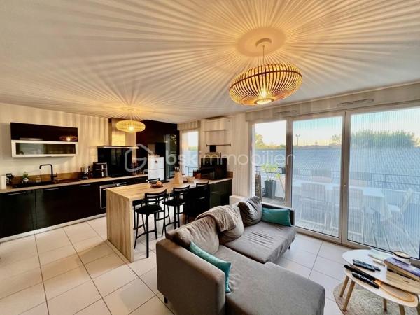 Coup de cœur à Quint-Fonsegrives

À seulement 10 minutes à pied de la mairie, du marché et des commerces

Élégance, lumière et sérénité

Laissez-vous séduire par ce magnifique appartement T3 de 65 m², idéalement situé à seulement 10 minutes à pied de la mairie, du marché et des commerces de Quint-Fonsegrives.

Niché au sein d’une résidence calme, sécurisée et parfaitement entretenue, cet appartement bénéficie d’une belle exposition Sud-Ouest, offrant une luminosité naturelle tout au long de la journée.

Sa vue dégagée et son absence de vis-à-vis en font un véritable havre de paix, à la fois chaleureux et intimiste.

Un intérieur chaleureux aux prestations soignées

Dès l’entrée, vous serez séduit par son atmosphère contemporaine et élégante.

 Une pièce de vie baignée de lumière
Le séjour, spacieux et lumineux, s’ouvre largement sur l’extérieur grâce à de grandes baies vitrées. Soigneusement décoré, il bénéficie d’un élégant pan de mur en bois mettant en valeur une TV suspendue et créant une ambiance chaleureuse et cosy.

 Une cuisine moderne et conviviale
Entièrement équipée, elle séduit par son îlot central, son association de bois et de noir mat et ses lignes épurées. Un espace pensé aussi bien pour cuisiner que pour partager de beaux moments en famille ou entre amis.

Une salle d’eau esprit spa
Entièrement rénovée avec des matériaux de qualité, elle dispose d’une superbe douche à l’italienne, d’un revêtement effet bois, d’une double vasque et d’un grand miroir rétroéclairé. Un véritable espace bien-être au quotidien.

Deux chambres confortables
Les deux chambres offrent une atmosphère douce et apaisante ainsi que des rangements sur mesure intégrés, pour un confort optimal au quotidien.

Un balcon sans vis-à-vis
Prolongeant agréablement la pièce de vie, il permet de profiter pleinement des beaux jours en toute tranquillité et en toute intimité.

 Confort et prestations

Climatisation réversible
Chauffage individuel au gaz avec chaudière individuelle
DPE : C
Charges de copropriété : 1 150 € / an
Résidence calme, sécurisée et entretenue
Une place de stationnement privative en sous-sol
Appartement vendu libre en février 2027

 Un emplacement recherché

Situé à Quint-Fonsegrives, aux portes de Toulouse, cet appartement bénéficie d’un environnement résidentiel privilégié tout en restant à proximité immédiate des commodités.

À pied : mairie, marché, commerces et services sont accessibles en seulement 10 minutes.

Une belle opportunité patrimoniale

Que vous soyez à la recherche de votre future résidence principale ou d’un investissement patrimonial, ce T3 réunit de nombreux atouts : emplacement, luminosité, calme, absence de vis-à-vis, prestations soignées et stationnement en sous-sol.

Une visite s’impose pour découvrir tout le charme de ce bien.

 Contactez-nous dès aujourd’hui pour obtenir davantage d’informations ou organiser une visite.