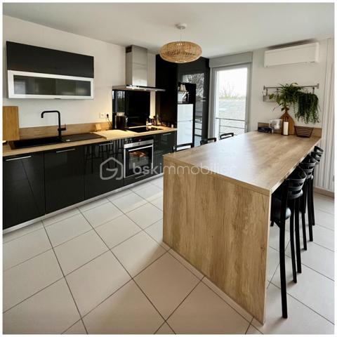Coup de cœur à Quint-Fonsegrives

À seulement 10 minutes à pied de la mairie, du marché et des commerces

Élégance, lumière et sérénité

Laissez-vous séduire par ce magnifique appartement T3 de 65 m², idéalement situé à seulement 10 minutes à pied de la mairie, du marché et des commerces de Quint-Fonsegrives.

Niché au sein d’une résidence calme, sécurisée et parfaitement entretenue, cet appartement bénéficie d’une belle exposition Sud-Ouest, offrant une luminosité naturelle tout au long de la journée.

Sa vue dégagée et son absence de vis-à-vis en font un véritable havre de paix, à la fois chaleureux et intimiste.

Un intérieur chaleureux aux prestations soignées

Dès l’entrée, vous serez séduit par son atmosphère contemporaine et élégante.

 Une pièce de vie baignée de lumière
Le séjour, spacieux et lumineux, s’ouvre largement sur l’extérieur grâce à de grandes baies vitrées. Soigneusement décoré, il bénéficie d’un élégant pan de mur en bois mettant en valeur une TV suspendue et créant une ambiance chaleureuse et cosy.

 Une cuisine moderne et conviviale
Entièrement équipée, elle séduit par son îlot central, son association de bois et de noir mat et ses lignes épurées. Un espace pensé aussi bien pour cuisiner que pour partager de beaux moments en famille ou entre amis.

Une salle d’eau esprit spa
Entièrement rénovée avec des matériaux de qualité, elle dispose d’une superbe douche à l’italienne, d’un revêtement effet bois, d’une double vasque et d’un grand miroir rétroéclairé. Un véritable espace bien-être au quotidien.

Deux chambres confortables
Les deux chambres offrent une atmosphère douce et apaisante ainsi que des rangements sur mesure intégrés, pour un confort optimal au quotidien.

Un balcon sans vis-à-vis
Prolongeant agréablement la pièce de vie, il permet de profiter pleinement des beaux jours en toute tranquillité et en toute intimité.

 Confort et prestations

Climatisation réversible
Chauffage individuel au gaz avec chaudière individuelle
DPE : C
Charges de copropriété : 1 150 € / an
Résidence calme, sécurisée et entretenue
Une place de stationnement privative en sous-sol
Appartement vendu libre en février 2027

 Un emplacement recherché

Situé à Quint-Fonsegrives, aux portes de Toulouse, cet appartement bénéficie d’un environnement résidentiel privilégié tout en restant à proximité immédiate des commodités.

À pied : mairie, marché, commerces et services sont accessibles en seulement 10 minutes.

Une belle opportunité patrimoniale

Que vous soyez à la recherche de votre future résidence principale ou d’un investissement patrimonial, ce T3 réunit de nombreux atouts : emplacement, luminosité, calme, absence de vis-à-vis, prestations soignées et stationnement en sous-sol.

Une visite s’impose pour découvrir tout le charme de ce bien.

 Contactez-nous dès aujourd’hui pour obtenir davantage d’informations ou organiser une visite.