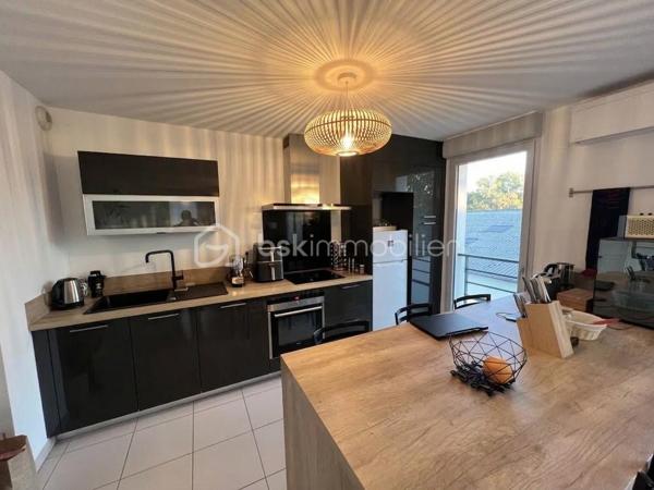 Coup de cœur à Quint-Fonsegrives

À seulement 10 minutes à pied de la mairie, du marché et des commerces

Élégance, lumière et sérénité

Laissez-vous séduire par ce magnifique appartement T3 de 65 m², idéalement situé à seulement 10 minutes à pied de la mairie, du marché et des commerces de Quint-Fonsegrives.

Niché au sein d’une résidence calme, sécurisée et parfaitement entretenue, cet appartement bénéficie d’une belle exposition Sud-Ouest, offrant une luminosité naturelle tout au long de la journée.

Sa vue dégagée et son absence de vis-à-vis en font un véritable havre de paix, à la fois chaleureux et intimiste.

Un intérieur chaleureux aux prestations soignées

Dès l’entrée, vous serez séduit par son atmosphère contemporaine et élégante.

 Une pièce de vie baignée de lumière
Le séjour, spacieux et lumineux, s’ouvre largement sur l’extérieur grâce à de grandes baies vitrées. Soigneusement décoré, il bénéficie d’un élégant pan de mur en bois mettant en valeur une TV suspendue et créant une ambiance chaleureuse et cosy.

 Une cuisine moderne et conviviale
Entièrement équipée, elle séduit par son îlot central, son association de bois et de noir mat et ses lignes épurées. Un espace pensé aussi bien pour cuisiner que pour partager de beaux moments en famille ou entre amis.

Une salle d’eau esprit spa
Entièrement rénovée avec des matériaux de qualité, elle dispose d’une superbe douche à l’italienne, d’un revêtement effet bois, d’une double vasque et d’un grand miroir rétroéclairé. Un véritable espace bien-être au quotidien.

Deux chambres confortables
Les deux chambres offrent une atmosphère douce et apaisante ainsi que des rangements sur mesure intégrés, pour un confort optimal au quotidien.

Un balcon sans vis-à-vis
Prolongeant agréablement la pièce de vie, il permet de profiter pleinement des beaux jours en toute tranquillité et en toute intimité.

 Confort et prestations

Climatisation réversible
Chauffage individuel au gaz avec chaudière individuelle
DPE : C
Charges de copropriété : 1 150 € / an
Résidence calme, sécurisée et entretenue
Une place de stationnement privative en sous-sol
Appartement vendu libre en février 2027

 Un emplacement recherché

Situé à Quint-Fonsegrives, aux portes de Toulouse, cet appartement bénéficie d’un environnement résidentiel privilégié tout en restant à proximité immédiate des commodités.

À pied : mairie, marché, commerces et services sont accessibles en seulement 10 minutes.

Une belle opportunité patrimoniale

Que vous soyez à la recherche de votre future résidence principale ou d’un investissement patrimonial, ce T3 réunit de nombreux atouts : emplacement, luminosité, calme, absence de vis-à-vis, prestations soignées et stationnement en sous-sol.

Une visite s’impose pour découvrir tout le charme de ce bien.

 Contactez-nous dès aujourd’hui pour obtenir davantage d’informations ou organiser une visite.