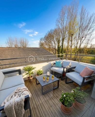Coup de cœur à Quint-Fonsegrives

À seulement 10 minutes à pied de la mairie, du marché et des commerces

Élégance, lumière et sérénité

Laissez-vous séduire par ce magnifique appartement T3 de 65 m², idéalement situé à seulement 10 minutes à pied de la mairie, du marché et des commerces de Quint-Fonsegrives.

Niché au sein d’une résidence calme, sécurisée et parfaitement entretenue, cet appartement bénéficie d’une belle exposition Sud-Ouest, offrant une luminosité naturelle tout au long de la journée.

Sa vue dégagée et son absence de vis-à-vis en font un véritable havre de paix, à la fois chaleureux et intimiste.

Un intérieur chaleureux aux prestations soignées

Dès l’entrée, vous serez séduit par son atmosphère contemporaine et élégante.

 Une pièce de vie baignée de lumière
Le séjour, spacieux et lumineux, s’ouvre largement sur l’extérieur grâce à de grandes baies vitrées. Soigneusement décoré, il bénéficie d’un élégant pan de mur en bois mettant en valeur une TV suspendue et créant une ambiance chaleureuse et cosy.

 Une cuisine moderne et conviviale
Entièrement équipée, elle séduit par son îlot central, son association de bois et de noir mat et ses lignes épurées. Un espace pensé aussi bien pour cuisiner que pour partager de beaux moments en famille ou entre amis.

Une salle d’eau esprit spa
Entièrement rénovée avec des matériaux de qualité, elle dispose d’une superbe douche à l’italienne, d’un revêtement effet bois, d’une double vasque et d’un grand miroir rétroéclairé. Un véritable espace bien-être au quotidien.

Deux chambres confortables
Les deux chambres offrent une atmosphère douce et apaisante ainsi que des rangements sur mesure intégrés, pour un confort optimal au quotidien.

Un balcon sans vis-à-vis
Prolongeant agréablement la pièce de vie, il permet de profiter pleinement des beaux jours en toute tranquillité et en toute intimité.

 Confort et prestations

Climatisation réversible
Chauffage individuel au gaz avec chaudière individuelle
DPE : C
Charges de copropriété : 1 150 € / an
Résidence calme, sécurisée et entretenue
Une place de stationnement privative en sous-sol
Appartement vendu libre en février 2027

 Un emplacement recherché

Situé à Quint-Fonsegrives, aux portes de Toulouse, cet appartement bénéficie d’un environnement résidentiel privilégié tout en restant à proximité immédiate des commodités.

À pied : mairie, marché, commerces et services sont accessibles en seulement 10 minutes.

Une belle opportunité patrimoniale

Que vous soyez à la recherche de votre future résidence principale ou d’un investissement patrimonial, ce T3 réunit de nombreux atouts : emplacement, luminosité, calme, absence de vis-à-vis, prestations soignées et stationnement en sous-sol.

Une visite s’impose pour découvrir tout le charme de ce bien.

 Contactez-nous dès aujourd’hui pour obtenir davantage d’informations ou organiser une visite.