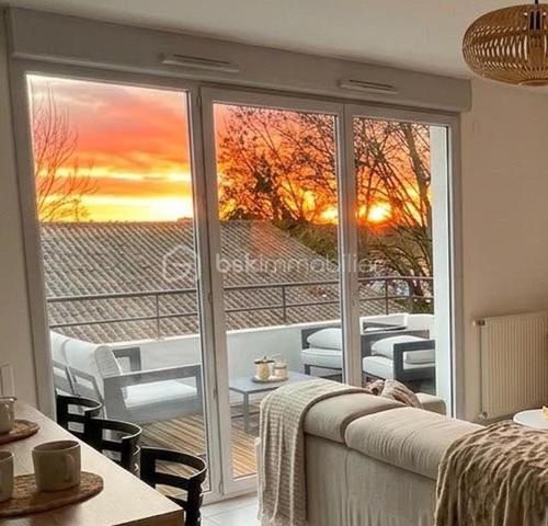 Coup de cœur à Quint-Fonsegrives

À seulement 10 minutes à pied de la mairie, du marché et des commerces

Élégance, lumière et sérénité

Laissez-vous séduire par ce magnifique appartement T3 de 65 m², idéalement situé à seulement 10 minutes à pied de la mairie, du marché et des commerces de Quint-Fonsegrives.

Niché au sein d’une résidence calme, sécurisée et parfaitement entretenue, cet appartement bénéficie d’une belle exposition Sud-Ouest, offrant une luminosité naturelle tout au long de la journée.

Sa vue dégagée et son absence de vis-à-vis en font un véritable havre de paix, à la fois chaleureux et intimiste.

Un intérieur chaleureux aux prestations soignées

Dès l’entrée, vous serez séduit par son atmosphère contemporaine et élégante.

 Une pièce de vie baignée de lumière
Le séjour, spacieux et lumineux, s’ouvre largement sur l’extérieur grâce à de grandes baies vitrées. Soigneusement décoré, il bénéficie d’un élégant pan de mur en bois mettant en valeur une TV suspendue et créant une ambiance chaleureuse et cosy.

 Une cuisine moderne et conviviale
Entièrement équipée, elle séduit par son îlot central, son association de bois et de noir mat et ses lignes épurées. Un espace pensé aussi bien pour cuisiner que pour partager de beaux moments en famille ou entre amis.

Une salle d’eau esprit spa
Entièrement rénovée avec des matériaux de qualité, elle dispose d’une superbe douche à l’italienne, d’un revêtement effet bois, d’une double vasque et d’un grand miroir rétroéclairé. Un véritable espace bien-être au quotidien.

Deux chambres confortables
Les deux chambres offrent une atmosphère douce et apaisante ainsi que des rangements sur mesure intégrés, pour un confort optimal au quotidien.

Un balcon sans vis-à-vis
Prolongeant agréablement la pièce de vie, il permet de profiter pleinement des beaux jours en toute tranquillité et en toute intimité.

 Confort et prestations

Climatisation réversible
Chauffage individuel au gaz avec chaudière individuelle
DPE : C
Charges de copropriété : 1 150 € / an
Résidence calme, sécurisée et entretenue
Une place de stationnement privative en sous-sol
Appartement vendu libre en février 2027

 Un emplacement recherché

Situé à Quint-Fonsegrives, aux portes de Toulouse, cet appartement bénéficie d’un environnement résidentiel privilégié tout en restant à proximité immédiate des commodités.

À pied : mairie, marché, commerces et services sont accessibles en seulement 10 minutes.

Une belle opportunité patrimoniale

Que vous soyez à la recherche de votre future résidence principale ou d’un investissement patrimonial, ce T3 réunit de nombreux atouts : emplacement, luminosité, calme, absence de vis-à-vis, prestations soignées et stationnement en sous-sol.

Une visite s’impose pour découvrir tout le charme de ce bien.

 Contactez-nous dès aujourd’hui pour obtenir davantage d’informations ou organiser une visite.