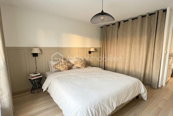 Coup de cœur à Quint-Fonsegrives

À seulement 10 minutes à pied de la mairie, du marché et des commerces

Élégance, lumière et sérénité

Laissez-vous séduire par ce magnifique appartement T3 de 65 m², idéalement situé à seulement 10 minutes à pied de la mairie, du marché et des commerces de Quint-Fonsegrives.

Niché au sein d’une résidence calme, sécurisée et parfaitement entretenue, cet appartement bénéficie d’une belle exposition Sud-Ouest, offrant une luminosité naturelle tout au long de la journée.

Sa vue dégagée et son absence de vis-à-vis en font un véritable havre de paix, à la fois chaleureux et intimiste.

Un intérieur chaleureux aux prestations soignées

Dès l’entrée, vous serez séduit par son atmosphère contemporaine et élégante.

 Une pièce de vie baignée de lumière
Le séjour, spacieux et lumineux, s’ouvre largement sur l’extérieur grâce à de grandes baies vitrées. Soigneusement décoré, il bénéficie d’un élégant pan de mur en bois mettant en valeur une TV suspendue et créant une ambiance chaleureuse et cosy.

 Une cuisine moderne et conviviale
Entièrement équipée, elle séduit par son îlot central, son association de bois et de noir mat et ses lignes épurées. Un espace pensé aussi bien pour cuisiner que pour partager de beaux moments en famille ou entre amis.

Une salle d’eau esprit spa
Entièrement rénovée avec des matériaux de qualité, elle dispose d’une superbe douche à l’italienne, d’un revêtement effet bois, d’une double vasque et d’un grand miroir rétroéclairé. Un véritable espace bien-être au quotidien.

Deux chambres confortables
Les deux chambres offrent une atmosphère douce et apaisante ainsi que des rangements sur mesure intégrés, pour un confort optimal au quotidien.

Un balcon sans vis-à-vis
Prolongeant agréablement la pièce de vie, il permet de profiter pleinement des beaux jours en toute tranquillité et en toute intimité.

 Confort et prestations

Climatisation réversible
Chauffage individuel au gaz avec chaudière individuelle
DPE : C
Charges de copropriété : 1 150 € / an
Résidence calme, sécurisée et entretenue
Une place de stationnement privative en sous-sol
Appartement vendu libre en février 2027

 Un emplacement recherché

Situé à Quint-Fonsegrives, aux portes de Toulouse, cet appartement bénéficie d’un environnement résidentiel privilégié tout en restant à proximité immédiate des commodités.

À pied : mairie, marché, commerces et services sont accessibles en seulement 10 minutes.

Une belle opportunité patrimoniale

Que vous soyez à la recherche de votre future résidence principale ou d’un investissement patrimonial, ce T3 réunit de nombreux atouts : emplacement, luminosité, calme, absence de vis-à-vis, prestations soignées et stationnement en sous-sol.

Une visite s’impose pour découvrir tout le charme de ce bien.

 Contactez-nous dès aujourd’hui pour obtenir davantage d’informations ou organiser une visite.