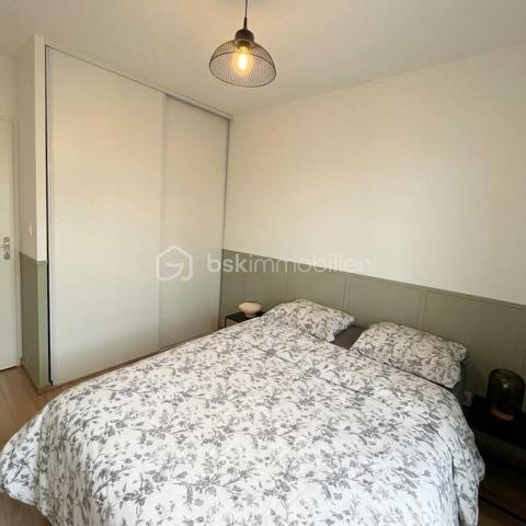 Coup de cœur à Quint-Fonsegrives

À seulement 10 minutes à pied de la mairie, du marché et des commerces

Élégance, lumière et sérénité

Laissez-vous séduire par ce magnifique appartement T3 de 65 m², idéalement situé à seulement 10 minutes à pied de la mairie, du marché et des commerces de Quint-Fonsegrives.

Niché au sein d’une résidence calme, sécurisée et parfaitement entretenue, cet appartement bénéficie d’une belle exposition Sud-Ouest, offrant une luminosité naturelle tout au long de la journée.

Sa vue dégagée et son absence de vis-à-vis en font un véritable havre de paix, à la fois chaleureux et intimiste.

Un intérieur chaleureux aux prestations soignées

Dès l’entrée, vous serez séduit par son atmosphère contemporaine et élégante.

 Une pièce de vie baignée de lumière
Le séjour, spacieux et lumineux, s’ouvre largement sur l’extérieur grâce à de grandes baies vitrées. Soigneusement décoré, il bénéficie d’un élégant pan de mur en bois mettant en valeur une TV suspendue et créant une ambiance chaleureuse et cosy.

 Une cuisine moderne et conviviale
Entièrement équipée, elle séduit par son îlot central, son association de bois et de noir mat et ses lignes épurées. Un espace pensé aussi bien pour cuisiner que pour partager de beaux moments en famille ou entre amis.

Une salle d’eau esprit spa
Entièrement rénovée avec des matériaux de qualité, elle dispose d’une superbe douche à l’italienne, d’un revêtement effet bois, d’une double vasque et d’un grand miroir rétroéclairé. Un véritable espace bien-être au quotidien.

Deux chambres confortables
Les deux chambres offrent une atmosphère douce et apaisante ainsi que des rangements sur mesure intégrés, pour un confort optimal au quotidien.

Un balcon sans vis-à-vis
Prolongeant agréablement la pièce de vie, il permet de profiter pleinement des beaux jours en toute tranquillité et en toute intimité.

 Confort et prestations

Climatisation réversible
Chauffage individuel au gaz avec chaudière individuelle
DPE : C
Charges de copropriété : 1 150 € / an
Résidence calme, sécurisée et entretenue
Une place de stationnement privative en sous-sol
Appartement vendu libre en février 2027

 Un emplacement recherché

Situé à Quint-Fonsegrives, aux portes de Toulouse, cet appartement bénéficie d’un environnement résidentiel privilégié tout en restant à proximité immédiate des commodités.

À pied : mairie, marché, commerces et services sont accessibles en seulement 10 minutes.

Une belle opportunité patrimoniale

Que vous soyez à la recherche de votre future résidence principale ou d’un investissement patrimonial, ce T3 réunit de nombreux atouts : emplacement, luminosité, calme, absence de vis-à-vis, prestations soignées et stationnement en sous-sol.

Une visite s’impose pour découvrir tout le charme de ce bien.

 Contactez-nous dès aujourd’hui pour obtenir davantage d’informations ou organiser une visite.