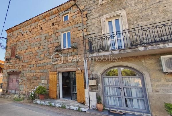 Coup de cœur à Bastelicaccia – Authentique maison en pierre rénovée à seulement 10 minutes de la mer et des plages de Porticcio.

Entre mer et maquis, au cœur du village de Bastelicaccia, découvrez cette ravissante maison en pierre de caractère d'environ 100 m², entièrement rénovée avec goût. Elle offre un cadre de vie privilégié, alliant le charme de l'ancien au confort moderne, tout en profitant de la proximité immédiate des commerces, écoles et services.

Agencée sur trois niveaux, la maison se compose :

Au rez-de-chaussée, d'une suite parentale avec salle d'eau privative et WC indépendant.
Au premier niveau vous découvrirez, un agréable espace de vie baigné de lumière, avec une cuisine ouverte et un accès direct à une terrasse propice aux moments de détente.
Au dernier étage, une chambre spacieuse disposant de sa propre salle d'eau et d’un WC.
Le charme opère dès les premiers instants grâce aux pierres apparentes, aux parquets en bois et à l'atmosphère chaleureuse qui se dégage de chaque pièce.

À l'extérieur, un agréable jardinet vient compléter ce bien, offrant un espace idéal pour profiter des journées ensoleillées ou accueillir vos animaux de compagnie.

Ses principaux atouts ; Maison entièrement rénovée - Charme authentique et matériaux de caractère
Toutes les commodités accessibles à pied - Environnement calme et verdoyant.
À seulement 10 minutes des plages de Porticcio et 15 minutes de l'aéroport d'Ajaccio Napoléon Bonaparte.

Que vous recherchiez une résidence principale, une maison de vacances ou un investissement de qualité en Corse, ce bien saura vous séduire par son authenticité et son emplacement privilégié. Pour toutes demandes d’informations, téléphonez au  06.28.04.74.47 ou envoyer moi un email d.larroche@bskimmobilier.com