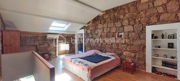 Coup de cœur à Bastelicaccia – Authentique maison en pierre rénovée à seulement 10 minutes de la mer et des plages de Porticcio.

Entre mer et maquis, au cœur du village de Bastelicaccia, découvrez cette ravissante maison en pierre de caractère d'environ 100 m², entièrement rénovée avec goût. Elle offre un cadre de vie privilégié, alliant le charme de l'ancien au confort moderne, tout en profitant de la proximité immédiate des commerces, écoles et services.

Agencée sur trois niveaux, la maison se compose :

Au rez-de-chaussée, d'une suite parentale avec salle d'eau privative et WC indépendant.
Au premier niveau vous découvrirez, un agréable espace de vie baigné de lumière, avec une cuisine ouverte et un accès direct à une terrasse propice aux moments de détente.
Au dernier étage, une chambre spacieuse disposant de sa propre salle d'eau et d’un WC.
Le charme opère dès les premiers instants grâce aux pierres apparentes, aux parquets en bois et à l'atmosphère chaleureuse qui se dégage de chaque pièce.

À l'extérieur, un agréable jardinet vient compléter ce bien, offrant un espace idéal pour profiter des journées ensoleillées ou accueillir vos animaux de compagnie.

Ses principaux atouts ; Maison entièrement rénovée - Charme authentique et matériaux de caractère
Toutes les commodités accessibles à pied - Environnement calme et verdoyant.
À seulement 10 minutes des plages de Porticcio et 15 minutes de l'aéroport d'Ajaccio Napoléon Bonaparte.

Que vous recherchiez une résidence principale, une maison de vacances ou un investissement de qualité en Corse, ce bien saura vous séduire par son authenticité et son emplacement privilégié. Pour toutes demandes d’informations, téléphonez au  06.28.04.74.47 ou envoyer moi un email d.larroche@bskimmobilier.com