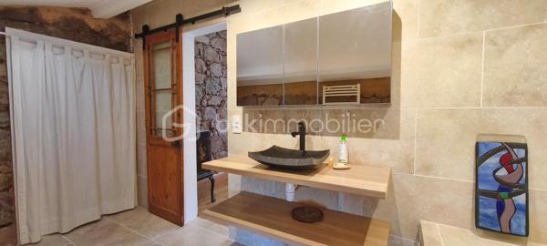 Coup de cœur à Bastelicaccia – Authentique maison en pierre rénovée à seulement 10 minutes de la mer et des plages de Porticcio.

Entre mer et maquis, au cœur du village de Bastelicaccia, découvrez cette ravissante maison en pierre de caractère d'environ 100 m², entièrement rénovée avec goût. Elle offre un cadre de vie privilégié, alliant le charme de l'ancien au confort moderne, tout en profitant de la proximité immédiate des commerces, écoles et services.

Agencée sur trois niveaux, la maison se compose :

Au rez-de-chaussée, d'une suite parentale avec salle d'eau privative et WC indépendant.
Au premier niveau vous découvrirez, un agréable espace de vie baigné de lumière, avec une cuisine ouverte et un accès direct à une terrasse propice aux moments de détente.
Au dernier étage, une chambre spacieuse disposant de sa propre salle d'eau et d’un WC.
Le charme opère dès les premiers instants grâce aux pierres apparentes, aux parquets en bois et à l'atmosphère chaleureuse qui se dégage de chaque pièce.

À l'extérieur, un agréable jardinet vient compléter ce bien, offrant un espace idéal pour profiter des journées ensoleillées ou accueillir vos animaux de compagnie.

Ses principaux atouts ; Maison entièrement rénovée - Charme authentique et matériaux de caractère
Toutes les commodités accessibles à pied - Environnement calme et verdoyant.
À seulement 10 minutes des plages de Porticcio et 15 minutes de l'aéroport d'Ajaccio Napoléon Bonaparte.

Que vous recherchiez une résidence principale, une maison de vacances ou un investissement de qualité en Corse, ce bien saura vous séduire par son authenticité et son emplacement privilégié. Pour toutes demandes d’informations, téléphonez au  06.28.04.74.47 ou envoyer moi un email d.larroche@bskimmobilier.com