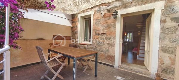 Coup de cœur à Bastelicaccia – Authentique maison en pierre rénovée à seulement 10 minutes de la mer et des plages de Porticcio.

Entre mer et maquis, au cœur du village de Bastelicaccia, découvrez cette ravissante maison en pierre de caractère d'environ 100 m², entièrement rénovée avec goût. Elle offre un cadre de vie privilégié, alliant le charme de l'ancien au confort moderne, tout en profitant de la proximité immédiate des commerces, écoles et services.

Agencée sur trois niveaux, la maison se compose :

Au rez-de-chaussée, d'une suite parentale avec salle d'eau privative et WC indépendant.
Au premier niveau vous découvrirez, un agréable espace de vie baigné de lumière, avec une cuisine ouverte et un accès direct à une terrasse propice aux moments de détente.
Au dernier étage, une chambre spacieuse disposant de sa propre salle d'eau et d’un WC.
Le charme opère dès les premiers instants grâce aux pierres apparentes, aux parquets en bois et à l'atmosphère chaleureuse qui se dégage de chaque pièce.

À l'extérieur, un agréable jardinet vient compléter ce bien, offrant un espace idéal pour profiter des journées ensoleillées ou accueillir vos animaux de compagnie.

Ses principaux atouts ; Maison entièrement rénovée - Charme authentique et matériaux de caractère
Toutes les commodités accessibles à pied - Environnement calme et verdoyant.
À seulement 10 minutes des plages de Porticcio et 15 minutes de l'aéroport d'Ajaccio Napoléon Bonaparte.

Que vous recherchiez une résidence principale, une maison de vacances ou un investissement de qualité en Corse, ce bien saura vous séduire par son authenticité et son emplacement privilégié. Pour toutes demandes d’informations, téléphonez au  06.28.04.74.47 ou envoyer moi un email d.larroche@bskimmobilier.com