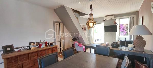 Coup de cœur à Bastelicaccia – Authentique maison en pierre rénovée à seulement 10 minutes de la mer et des plages de Porticcio.

Entre mer et maquis, au cœur du village de Bastelicaccia, découvrez cette ravissante maison en pierre de caractère d'environ 100 m², entièrement rénovée avec goût. Elle offre un cadre de vie privilégié, alliant le charme de l'ancien au confort moderne, tout en profitant de la proximité immédiate des commerces, écoles et services.

Agencée sur trois niveaux, la maison se compose :

Au rez-de-chaussée, d'une suite parentale avec salle d'eau privative et WC indépendant.
Au premier niveau vous découvrirez, un agréable espace de vie baigné de lumière, avec une cuisine ouverte et un accès direct à une terrasse propice aux moments de détente.
Au dernier étage, une chambre spacieuse disposant de sa propre salle d'eau et d’un WC.
Le charme opère dès les premiers instants grâce aux pierres apparentes, aux parquets en bois et à l'atmosphère chaleureuse qui se dégage de chaque pièce.

À l'extérieur, un agréable jardinet vient compléter ce bien, offrant un espace idéal pour profiter des journées ensoleillées ou accueillir vos animaux de compagnie.

Ses principaux atouts ; Maison entièrement rénovée - Charme authentique et matériaux de caractère
Toutes les commodités accessibles à pied - Environnement calme et verdoyant.
À seulement 10 minutes des plages de Porticcio et 15 minutes de l'aéroport d'Ajaccio Napoléon Bonaparte.

Que vous recherchiez une résidence principale, une maison de vacances ou un investissement de qualité en Corse, ce bien saura vous séduire par son authenticité et son emplacement privilégié. Pour toutes demandes d’informations, téléphonez au  06.28.04.74.47 ou envoyer moi un email d.larroche@bskimmobilier.com