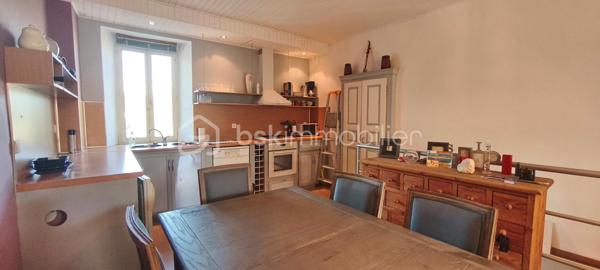 Coup de cœur à Bastelicaccia – Authentique maison en pierre rénovée à seulement 10 minutes de la mer et des plages de Porticcio.

Entre mer et maquis, au cœur du village de Bastelicaccia, découvrez cette ravissante maison en pierre de caractère d'environ 100 m², entièrement rénovée avec goût. Elle offre un cadre de vie privilégié, alliant le charme de l'ancien au confort moderne, tout en profitant de la proximité immédiate des commerces, écoles et services.

Agencée sur trois niveaux, la maison se compose :

Au rez-de-chaussée, d'une suite parentale avec salle d'eau privative et WC indépendant.
Au premier niveau vous découvrirez, un agréable espace de vie baigné de lumière, avec une cuisine ouverte et un accès direct à une terrasse propice aux moments de détente.
Au dernier étage, une chambre spacieuse disposant de sa propre salle d'eau et d’un WC.
Le charme opère dès les premiers instants grâce aux pierres apparentes, aux parquets en bois et à l'atmosphère chaleureuse qui se dégage de chaque pièce.

À l'extérieur, un agréable jardinet vient compléter ce bien, offrant un espace idéal pour profiter des journées ensoleillées ou accueillir vos animaux de compagnie.

Ses principaux atouts ; Maison entièrement rénovée - Charme authentique et matériaux de caractère
Toutes les commodités accessibles à pied - Environnement calme et verdoyant.
À seulement 10 minutes des plages de Porticcio et 15 minutes de l'aéroport d'Ajaccio Napoléon Bonaparte.

Que vous recherchiez une résidence principale, une maison de vacances ou un investissement de qualité en Corse, ce bien saura vous séduire par son authenticité et son emplacement privilégié. Pour toutes demandes d’informations, téléphonez au  06.28.04.74.47 ou envoyer moi un email d.larroche@bskimmobilier.com