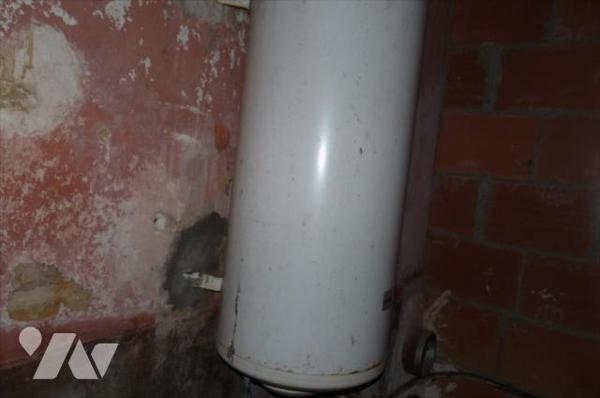 A vendre à Gorron(53), un bien à rénover comprenant une ancienne boucherie et la partie habitat...