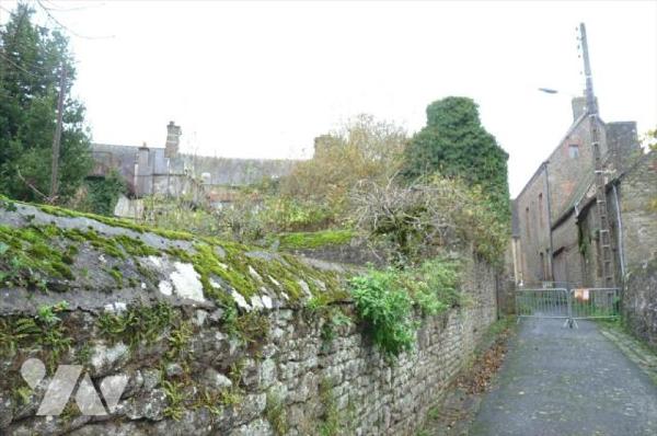 A vendre à Gorron(53), un bien à rénover comprenant une ancienne boucherie et la partie habitat...