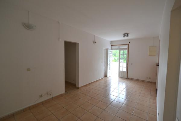 Gosier (97190) Vaste T3 non meublé garage